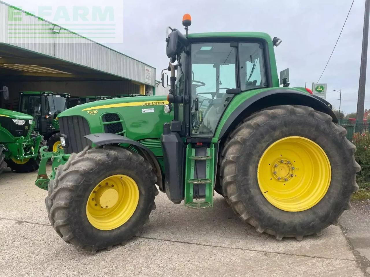 John Deere 7530premium - Traktor: 2 kép. John Deere 7530premium - Traktor: 2 kép.