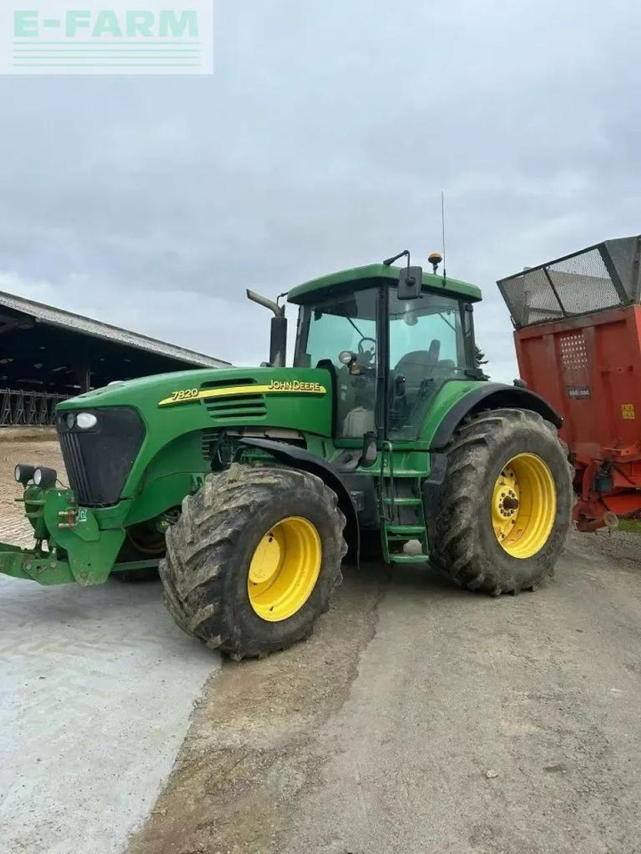 John Deere 7820 - Traktor: 1 kép. John Deere 7820 - Traktor: 1 kép.