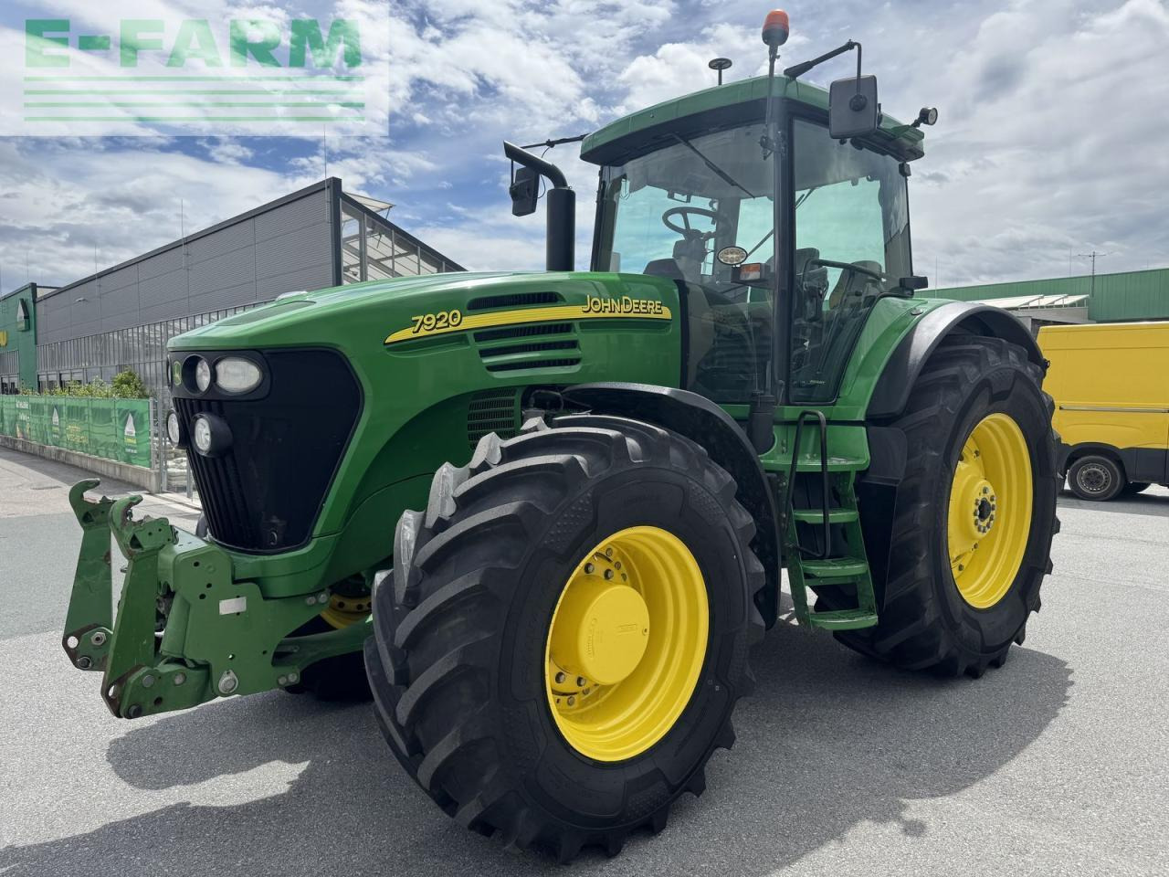 John Deere 7920 - Traktor: 1 kép. John Deere 7920 - Traktor: 1 kép.