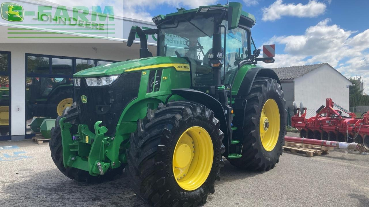 John Deere 7R 330 - Traktor: 1 kép. John Deere 7R 330 - Traktor: 1 kép.