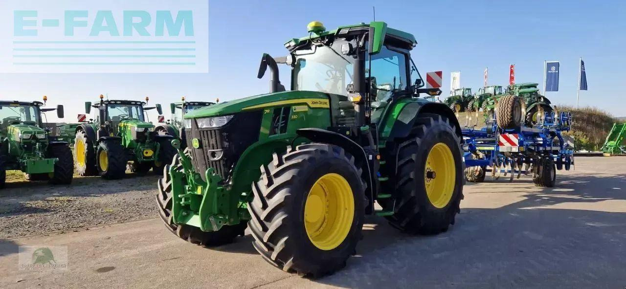 John Deere 7r 330 - command pro - Traktor: 2 kép. John Deere 7r 330 - command pro - Traktor: 2 kép.