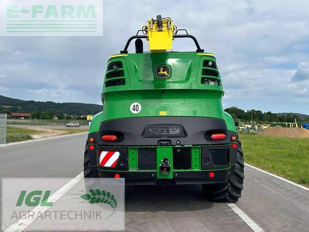 Önjáró szecskázógép John Deere 8200 i: 13 kép.