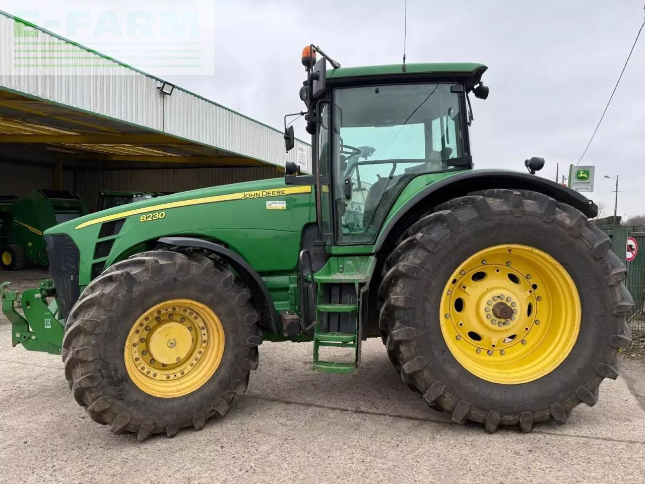 John Deere 8230 - Traktor: 3 kép. John Deere 8230 - Traktor: 3 kép.
