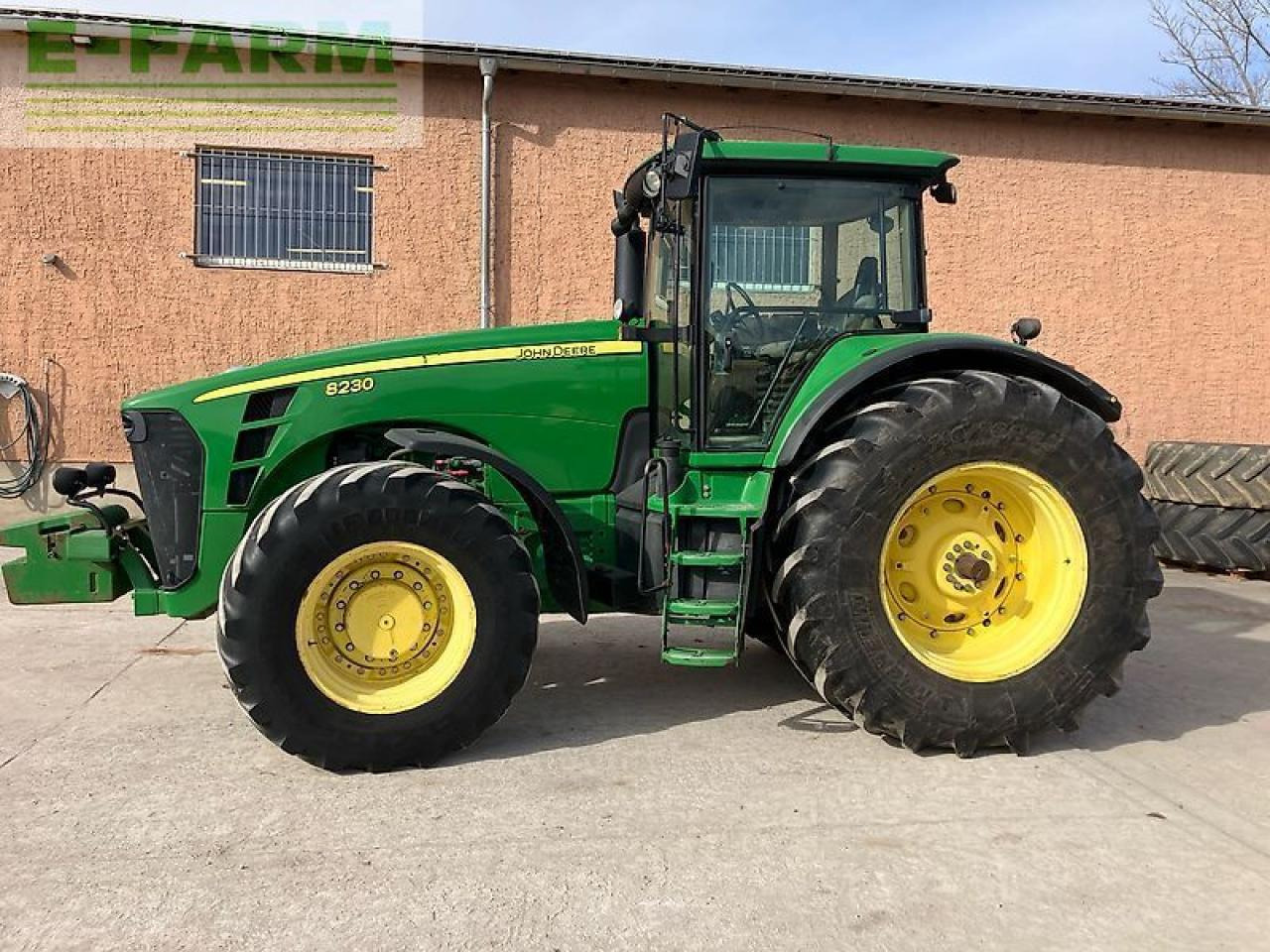John Deere 8230 ils, powr shift - Traktor: 2 kép. John Deere 8230 ils, powr shift - Traktor: 2 kép.
