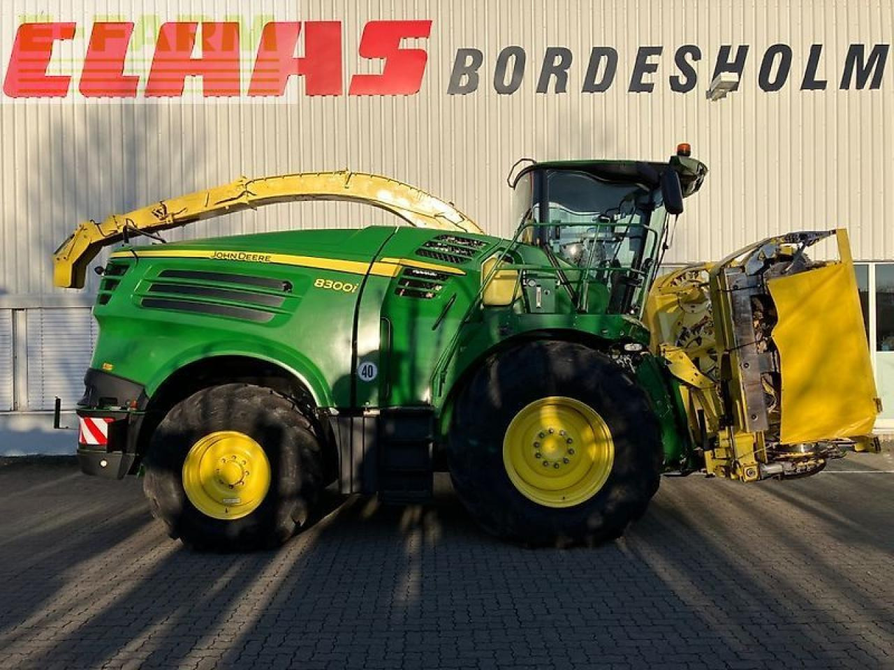 John Deere 8300i - Önjáró szecskázógép: 2 kép. John Deere 8300i - Önjáró szecskázógép: 2 kép.