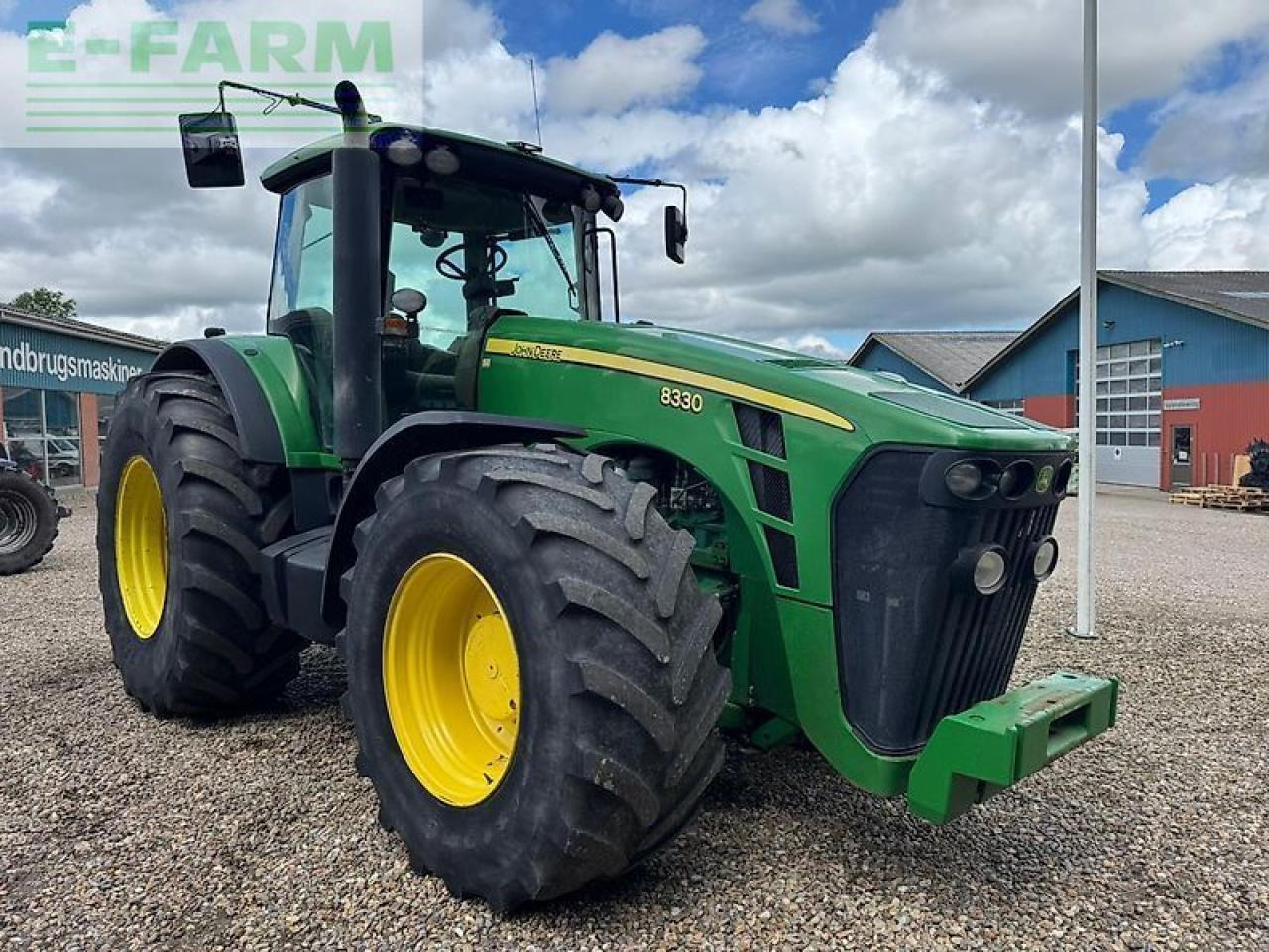 John Deere 8330 - Traktor: 2 kép. John Deere 8330 - Traktor: 2 kép.