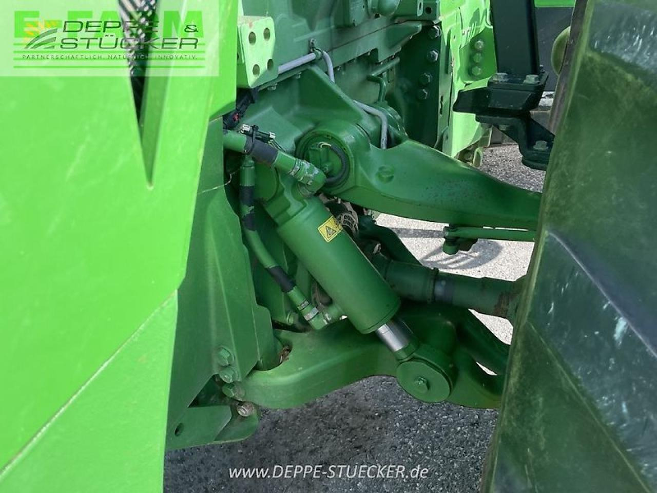 Traktor John Deere 8335r: 15 kép.