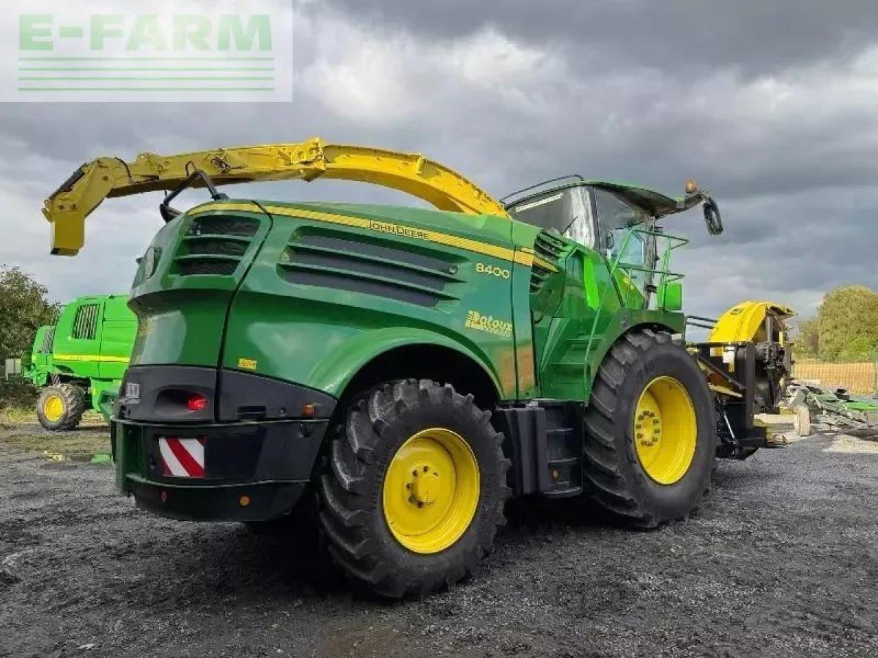 John Deere 8400 - Önjáró szecskázógép: 5 kép. John Deere 8400 - Önjáró szecskázógép: 5 kép.
