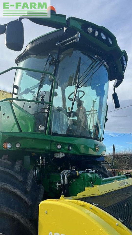 Önjáró szecskázógép John Deere 8400: 6 kép. Önjáró szecskázógép John Deere 8400: 6 kép.