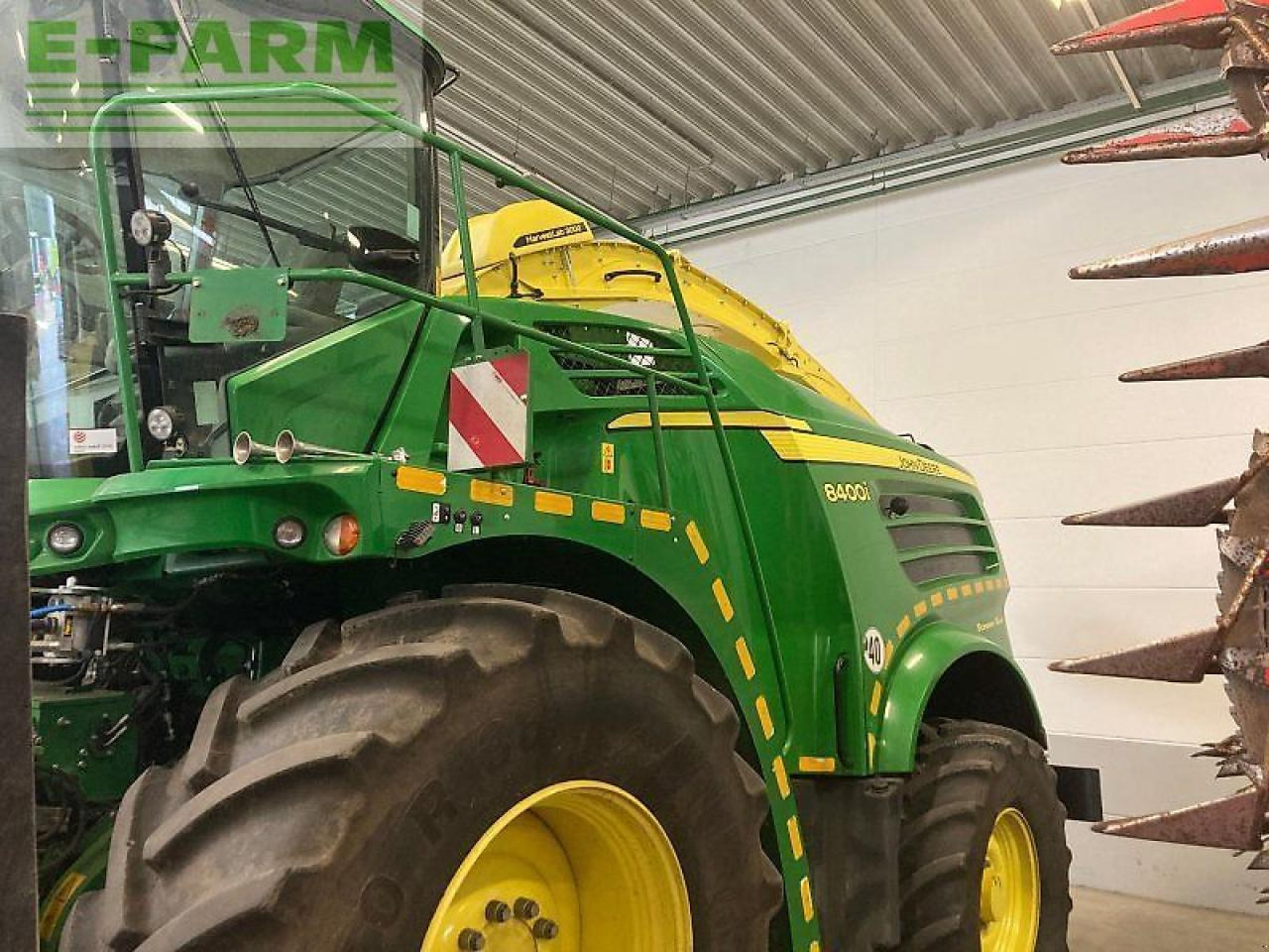 John Deere 8400i - Önjáró szecskázógép: 3 kép. John Deere 8400i - Önjáró szecskázógép: 3 kép.