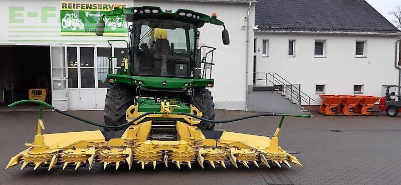 John Deere 8400i - Önjáró szecskázógép: 2 kép. John Deere 8400i - Önjáró szecskázógép: 2 kép.