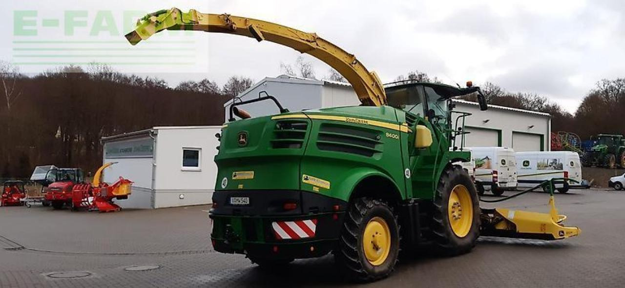 John Deere 8400i - Önjáró szecskázógép: 5 kép. John Deere 8400i - Önjáró szecskázógép: 5 kép.