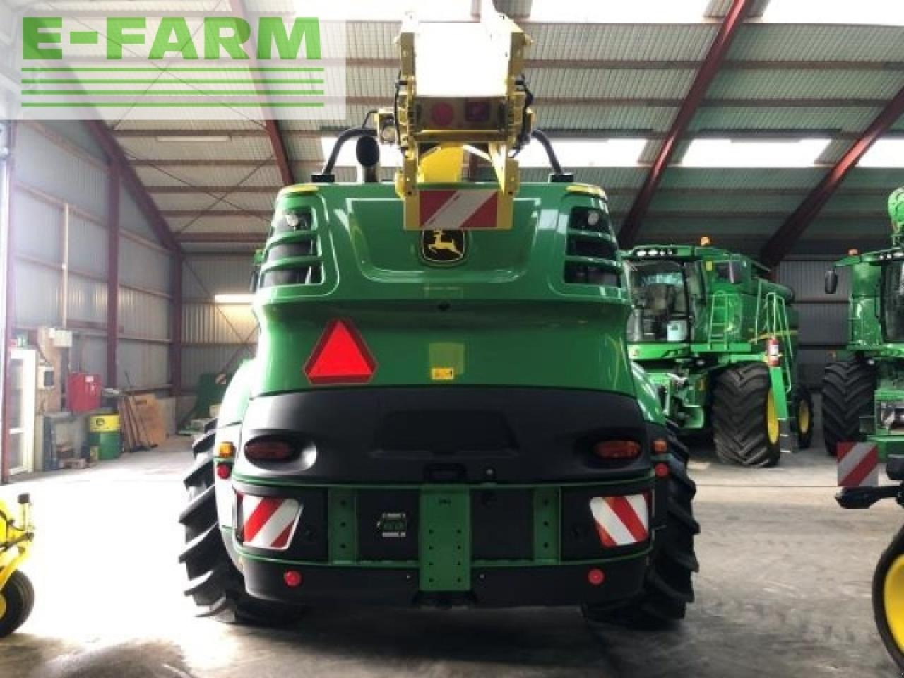 John Deere 8500 - Takarmánybetakarító gép: 5 kép. John Deere 8500 - Takarmánybetakarító gép: 5 kép.