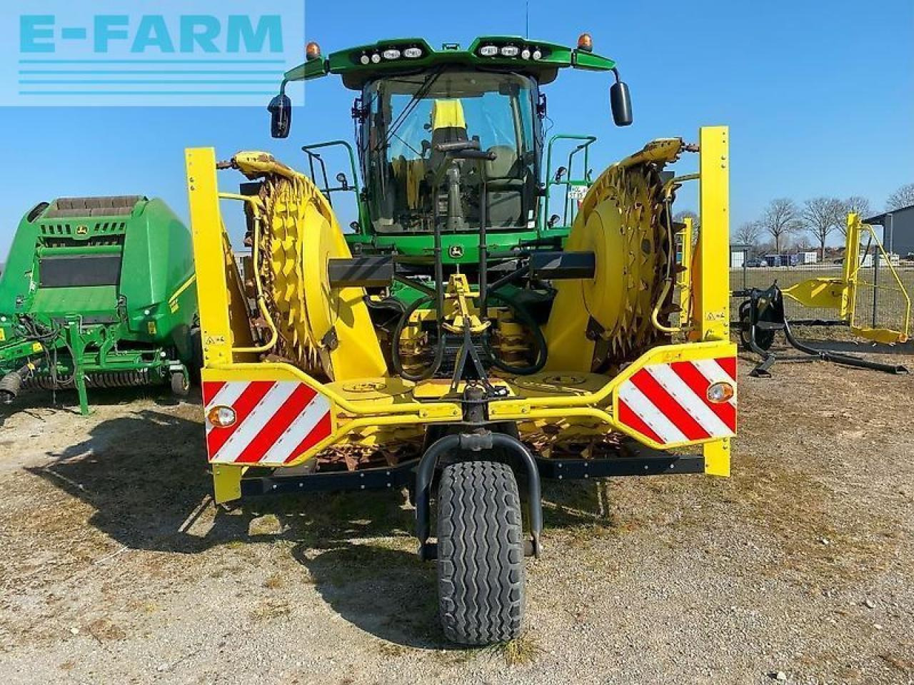 Önjáró szecskázógép John Deere 8500 mit kemper 460 stalkbuster: 8 kép. Önjáró szecskázógép John Deere 8500 mit kemper 460 stalkbuster: 8 kép.