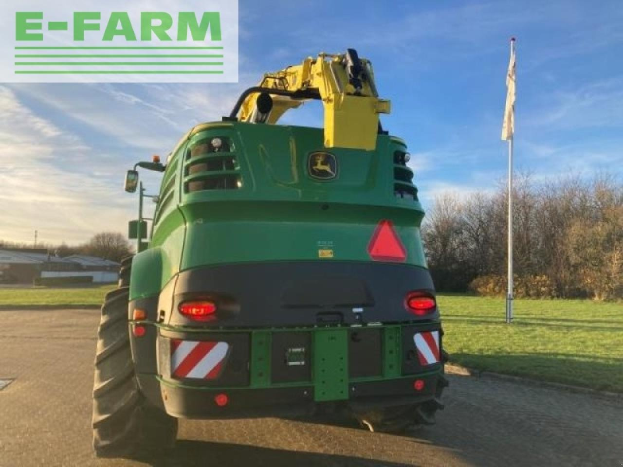 John Deere 8600i - Takarmánybetakarító gép: 4 kép. John Deere 8600i - Takarmánybetakarító gép: 4 kép.