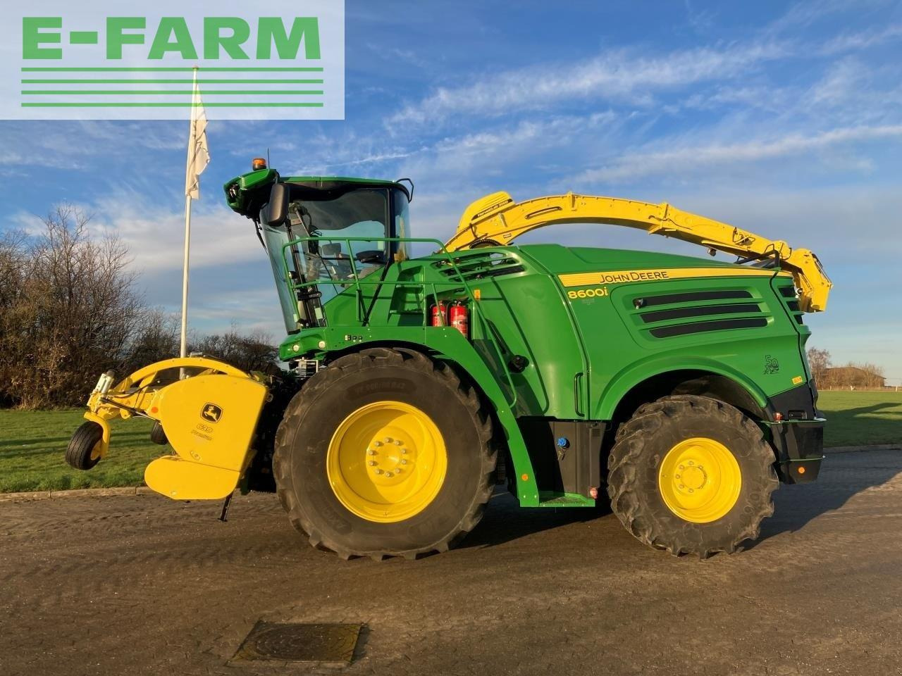 John Deere 8600i - Takarmánybetakarító gép: 1 kép. John Deere 8600i - Takarmánybetakarító gép: 1 kép.