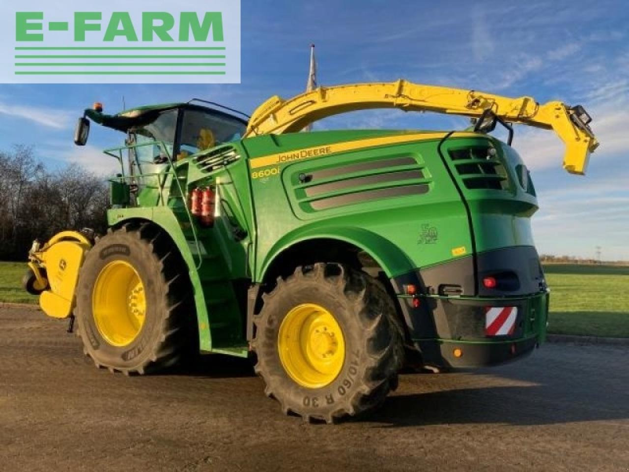 John Deere 8600i - Takarmánybetakarító gép: 3 kép. John Deere 8600i - Takarmánybetakarító gép: 3 kép.