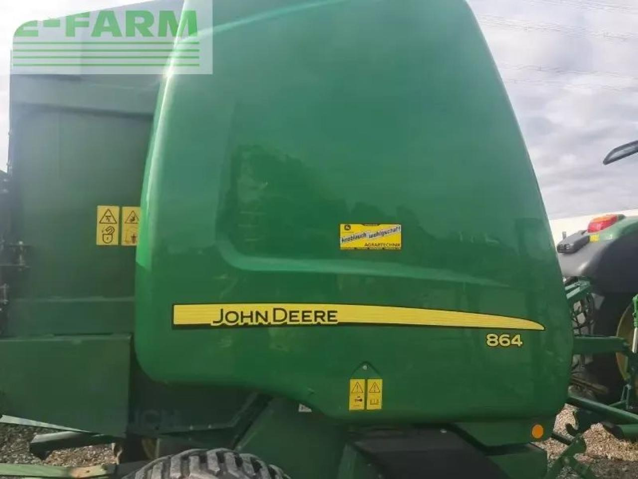 John Deere 864 premium - Kocka bálázó: 1 kép. John Deere 864 premium - Kocka bálázó: 1 kép.