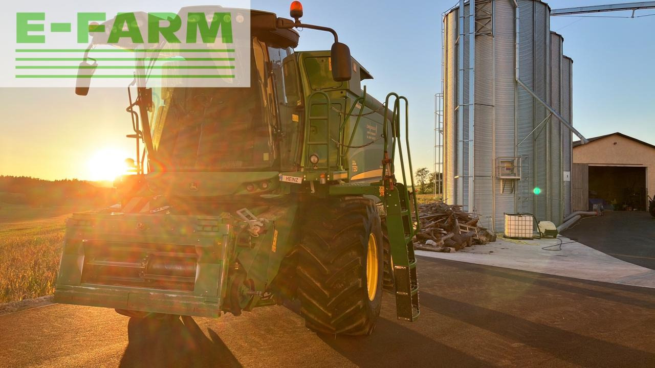 John Deere T550 HM - Kombájn: 1 kép. John Deere T550 HM - Kombájn: 1 kép.