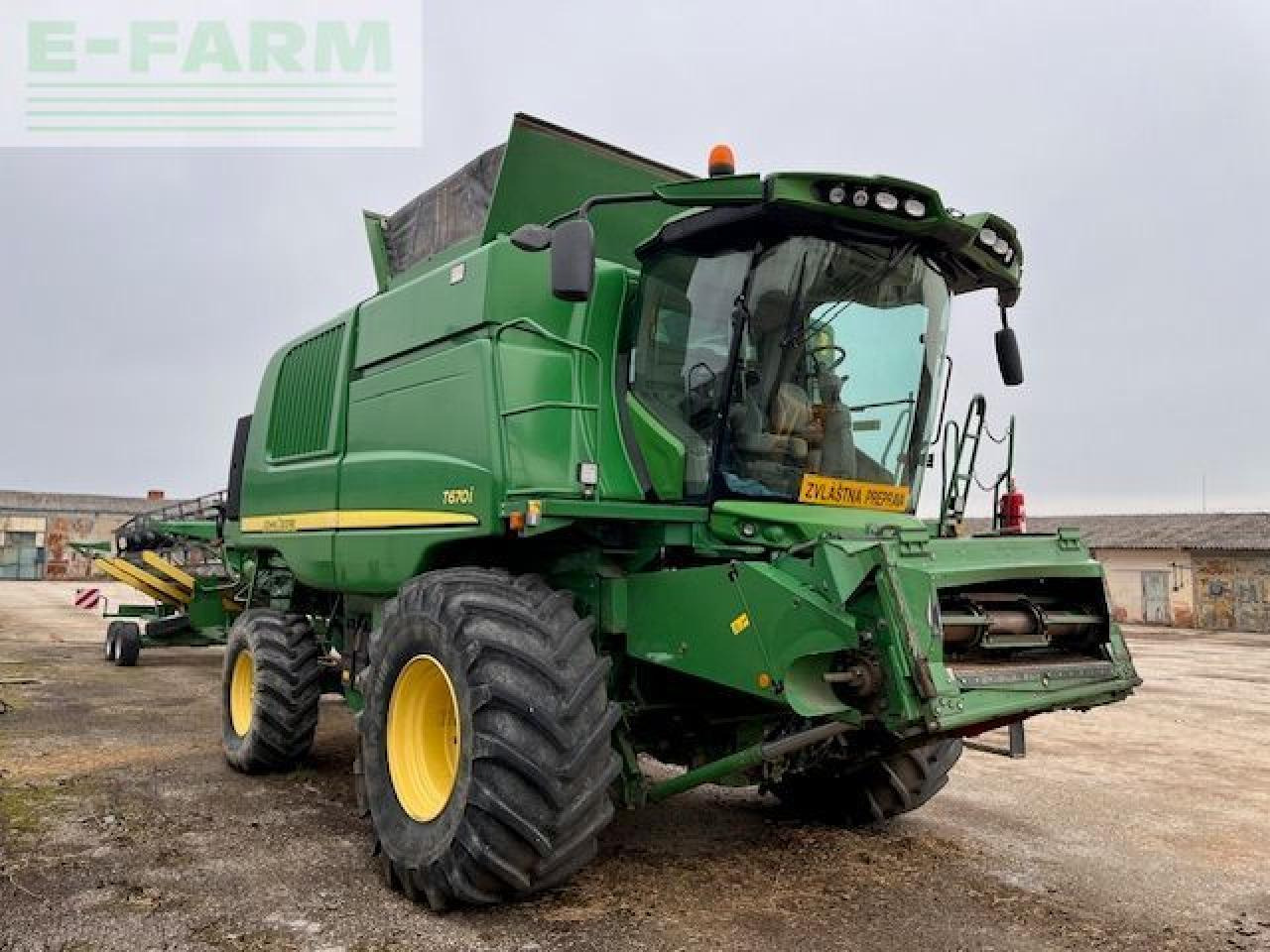 John Deere T670 - Kombájn: 1 kép. John Deere T670 - Kombájn: 1 kép.