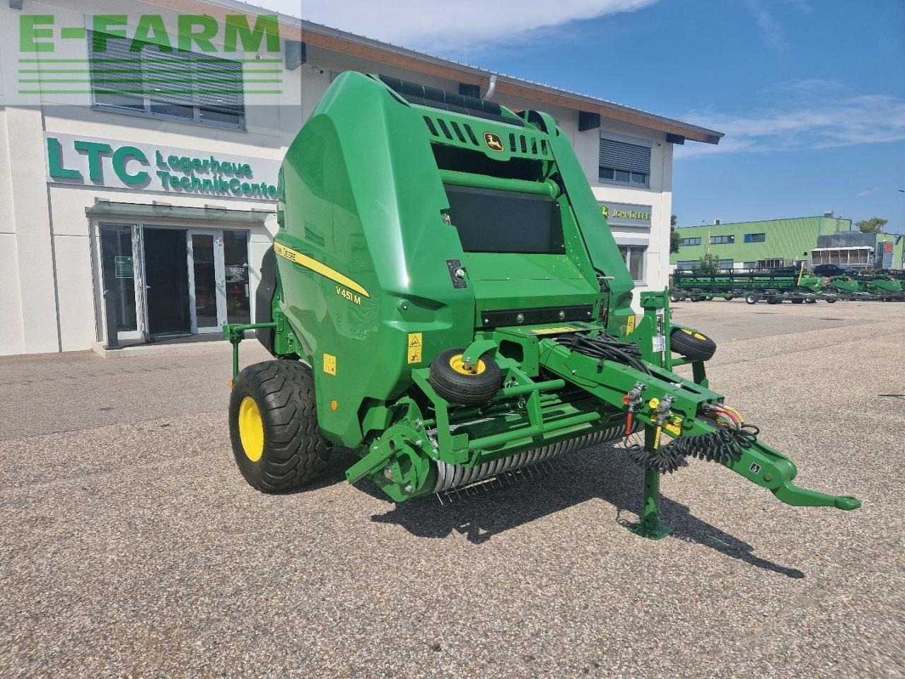 John Deere V451M - Kocka bálázó: 4 kép. John Deere V451M - Kocka bálázó: 4 kép.