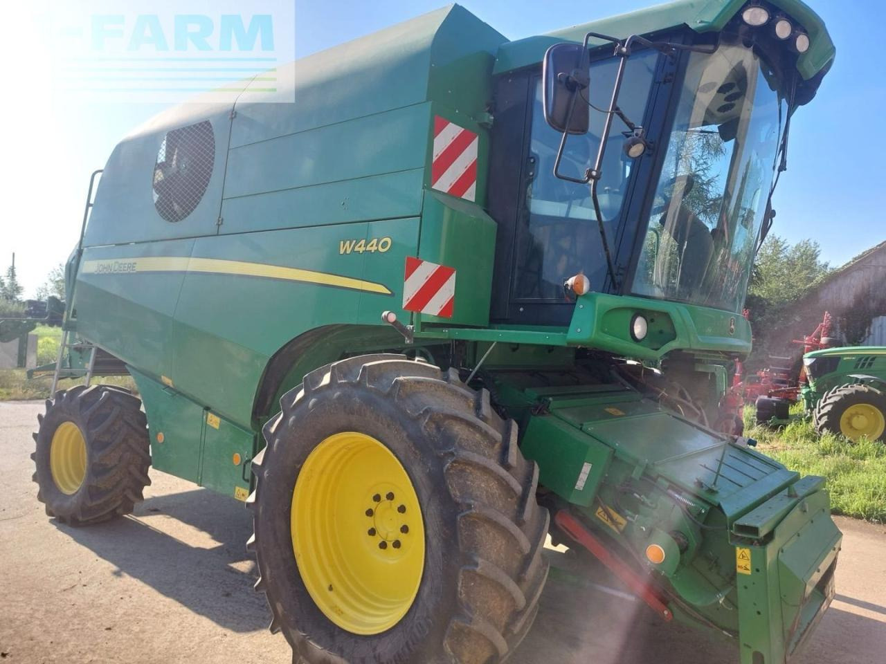 John Deere W440 - Kombájn: 2 kép. John Deere W440 - Kombájn: 2 kép.