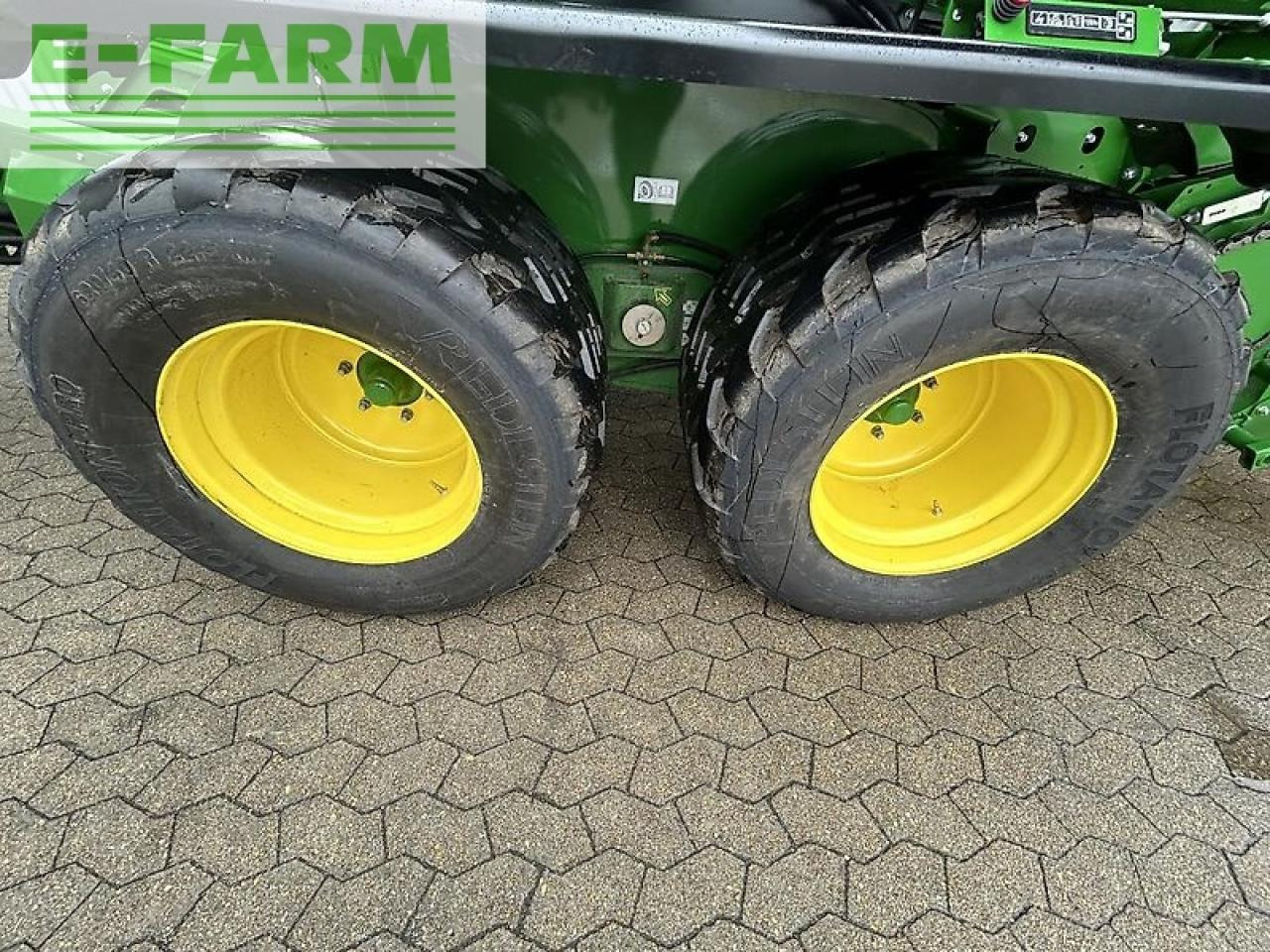John Deere c441r - Kocka bálázó: 3 kép. John Deere c441r - Kocka bálázó: 3 kép.