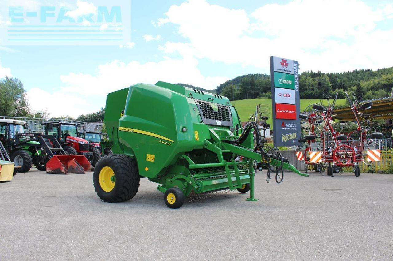 John Deere f 440m - Kocka bálázó: 1 kép. John Deere f 440m - Kocka bálázó: 1 kép.