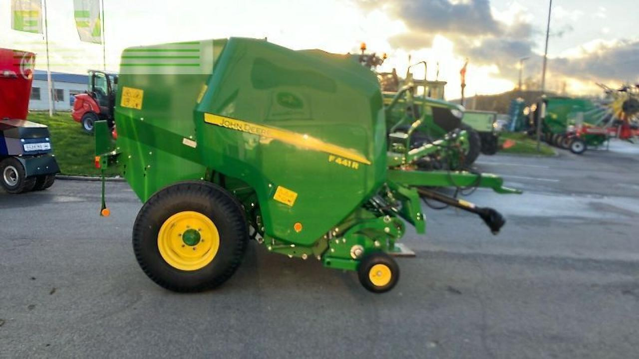 John Deere f441r hc 25 - Kocka bálázó: 5 kép. John Deere f441r hc 25 - Kocka bálázó: 5 kép.
