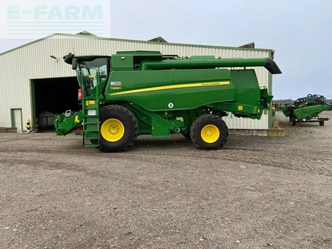 John Deere t660 my23 prod 30 - Kombájn: 2 kép. John Deere t660 my23 prod 30 - Kombájn: 2 kép.