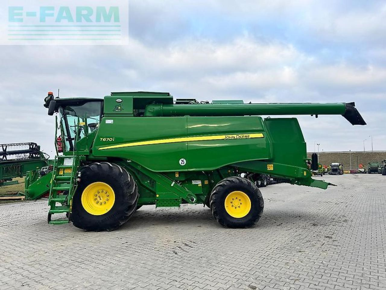 John Deere t670i - Kombájn: 3 kép. John Deere t670i - Kombájn: 3 kép.