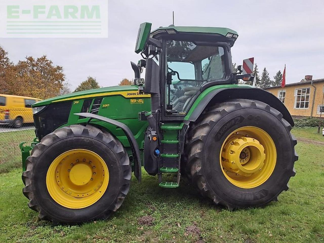 John Deere traktor 7r330 - Takarmánybetakarító gép: 4 kép. John Deere traktor 7r330 - Takarmánybetakarító gép: 4 kép.