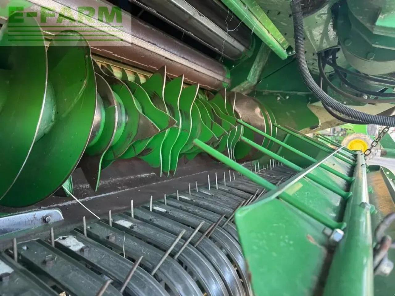 Kocka bálázó John Deere v461r: 6 kép.