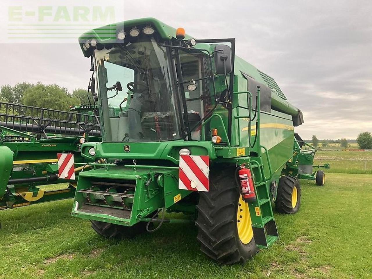John Deere w330 - Kombájn: 2 kép. John Deere w330 - Kombájn: 2 kép.
