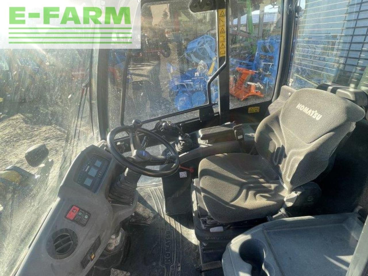 Minikotró Komatsu wa 80m-7: 21 kép. Minikotró Komatsu wa 80m-7: 21 kép.