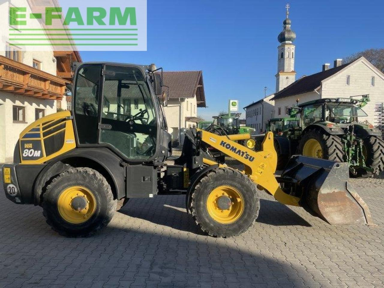 Minikotró Komatsu wa 80m-7: 8 kép. Minikotró Komatsu wa 80m-7: 8 kép.