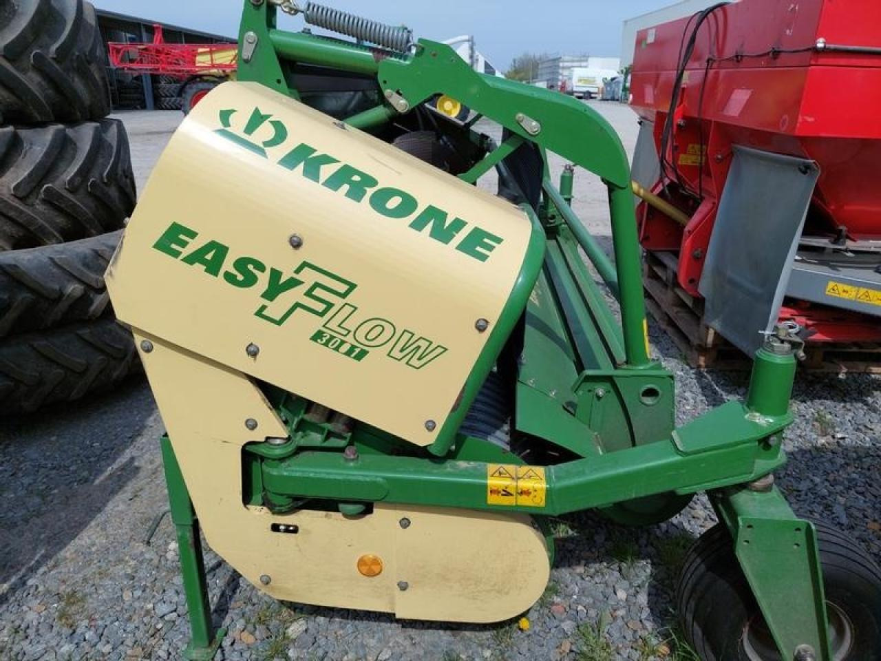 Krone easy flow 3001 - Takarmánybetakarító gép: 1 kép. Krone easy flow 3001 - Takarmánybetakarító gép: 1 kép.