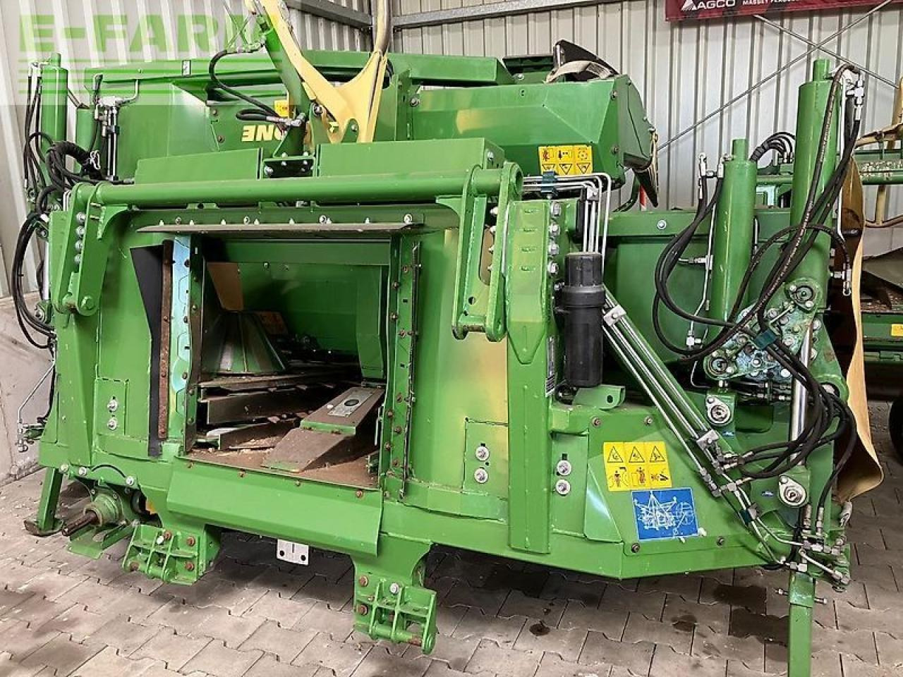 Krone easycollect 750-3 - Takarmánybetakarító gép: 1 kép. Krone easycollect 750-3 - Takarmánybetakarító gép: 1 kép.