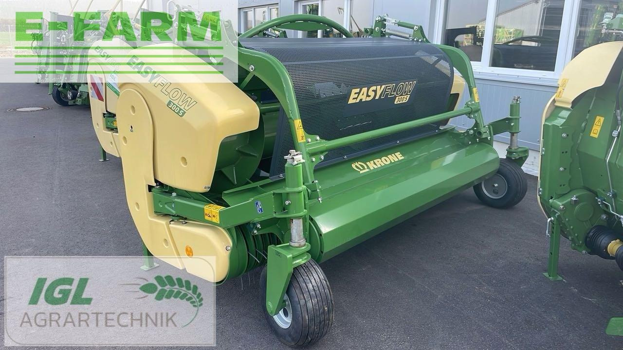 Krone easyflow 300 s - Takarmánybetakarító gép: 1 kép. Krone easyflow 300 s - Takarmánybetakarító gép: 1 kép.