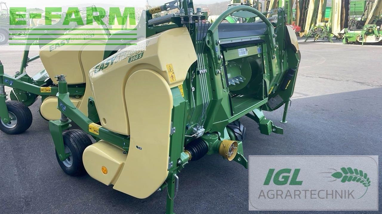 Krone easyflow 300 s - Takarmánybetakarító gép: 3 kép. Krone easyflow 300 s - Takarmánybetakarító gép: 3 kép.