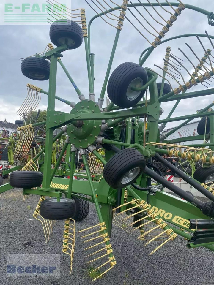 Krone schwadro tc 880 - Szénaforgató: 3 kép. Krone schwadro tc 880 - Szénaforgató: 3 kép.