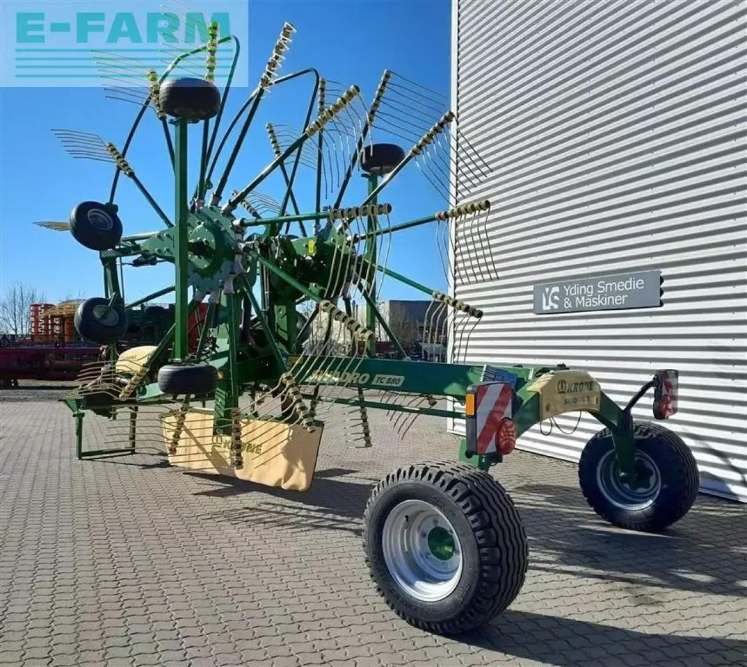 Krone swadro tc 880 - Szénaforgató: 5 kép. Krone swadro tc 880 - Szénaforgató: 5 kép.