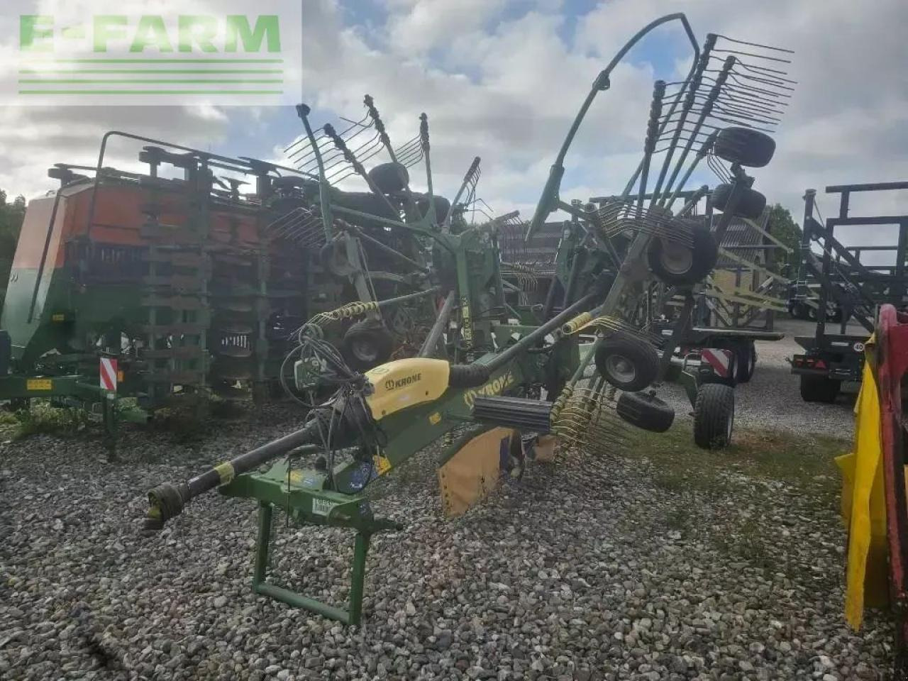 Krone swadro tc 880 plus - Szénaforgató: 1 kép. Krone swadro tc 880 plus - Szénaforgató: 1 kép.