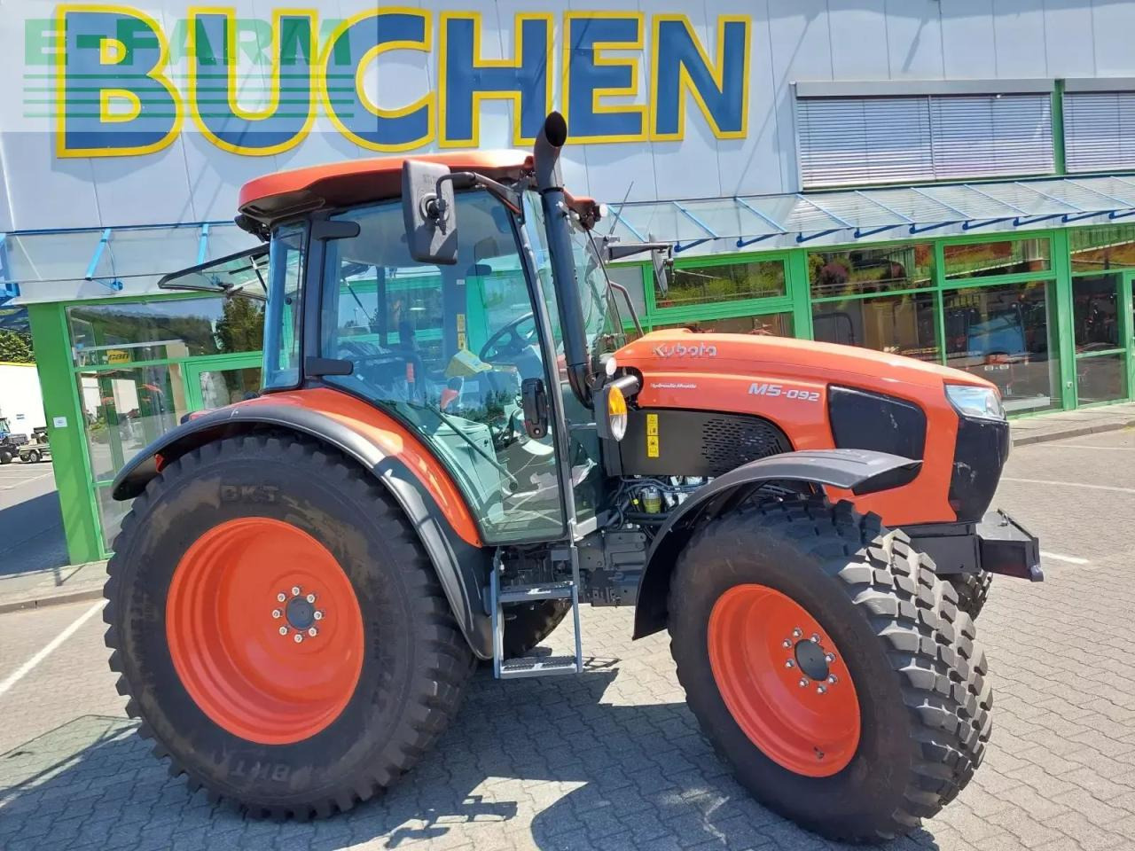 Kubota m5-092 cab - Traktor: 4 kép. Kubota m5-092 cab - Traktor: 4 kép.