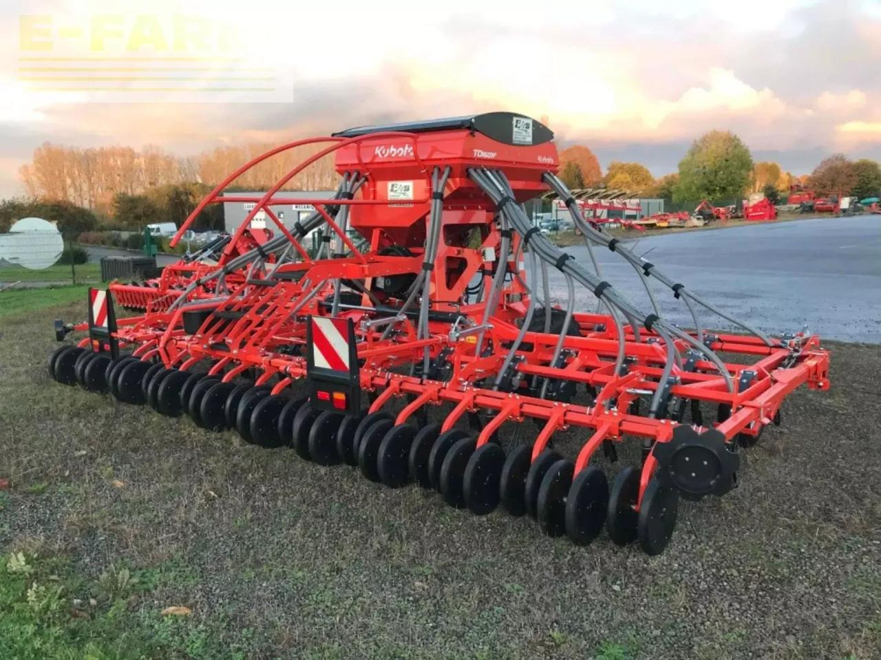 Kubota semoir à grains td1601f kubota - Precíziós vetőgép: 1 kép. Kubota semoir à grains td1601f kubota - Precíziós vetőgép: 1 kép.