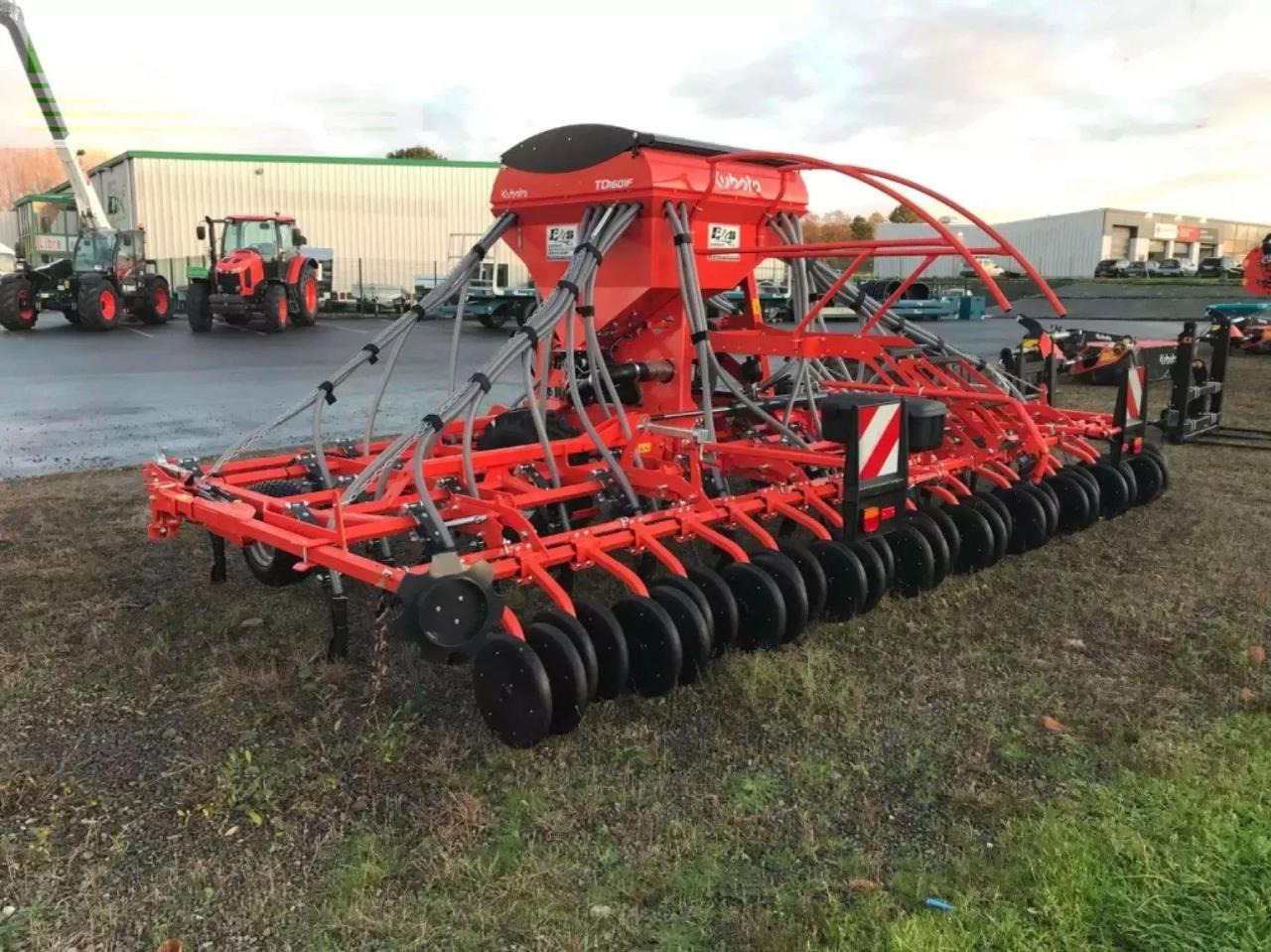 Kubota semoir à grains td1601f kubota - Precíziós vetőgép: 2 kép. Kubota semoir à grains td1601f kubota - Precíziós vetőgép: 2 kép.