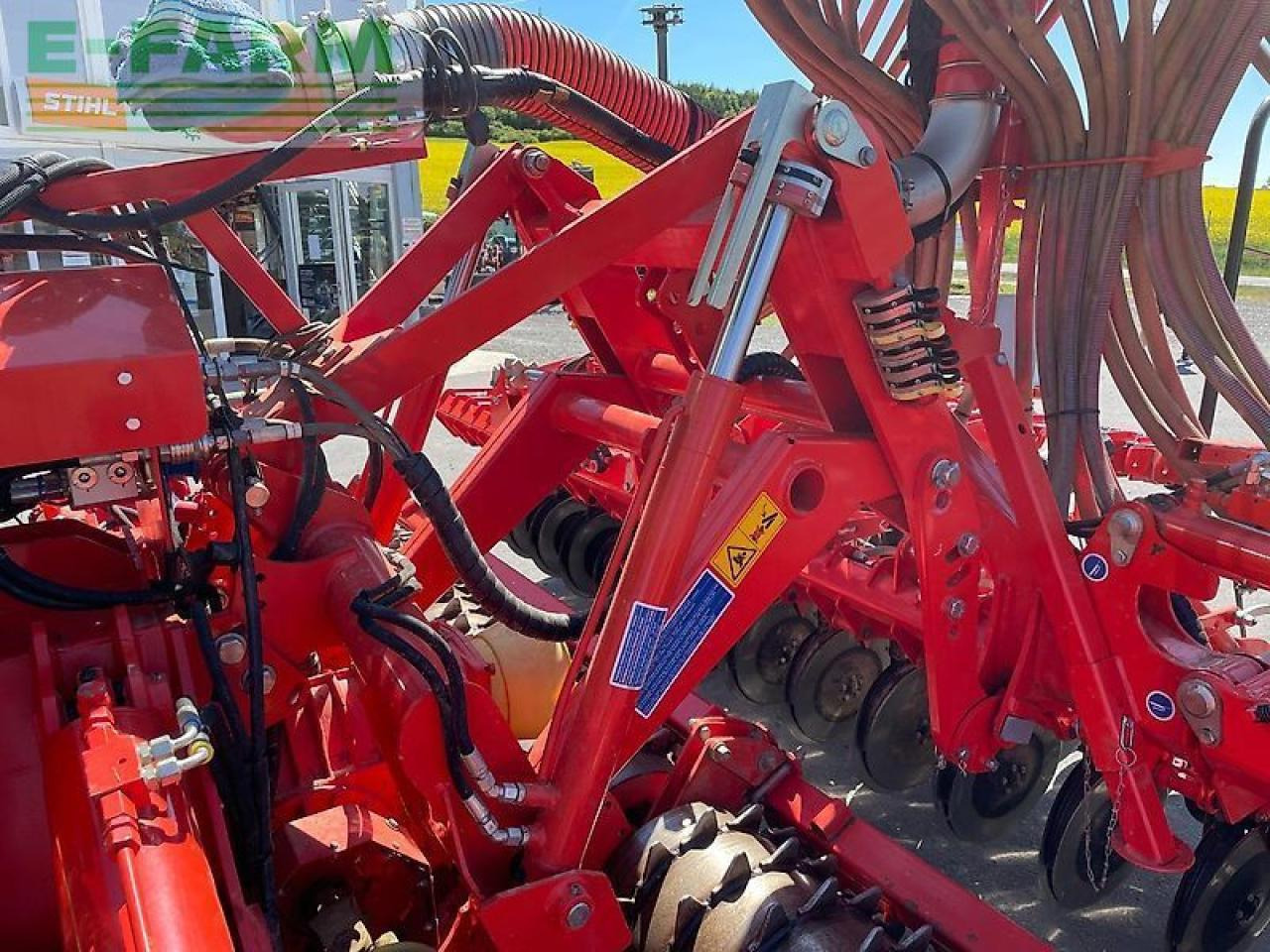 Kuhn drillkombi btf 5000 r mit fronttank und kreiselegge - Szemenkénti vetőgép: 3 kép. Kuhn drillkombi btf 5000 r mit fronttank und kreiselegge - Szemenkénti vetőgép: 3 kép.