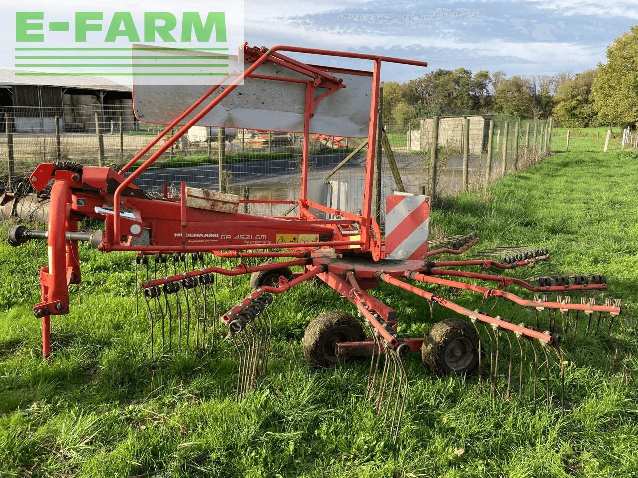 Kuhn ga 4521 gm - Szénaforgató: 3 kép. Kuhn ga 4521 gm - Szénaforgató: 3 kép.