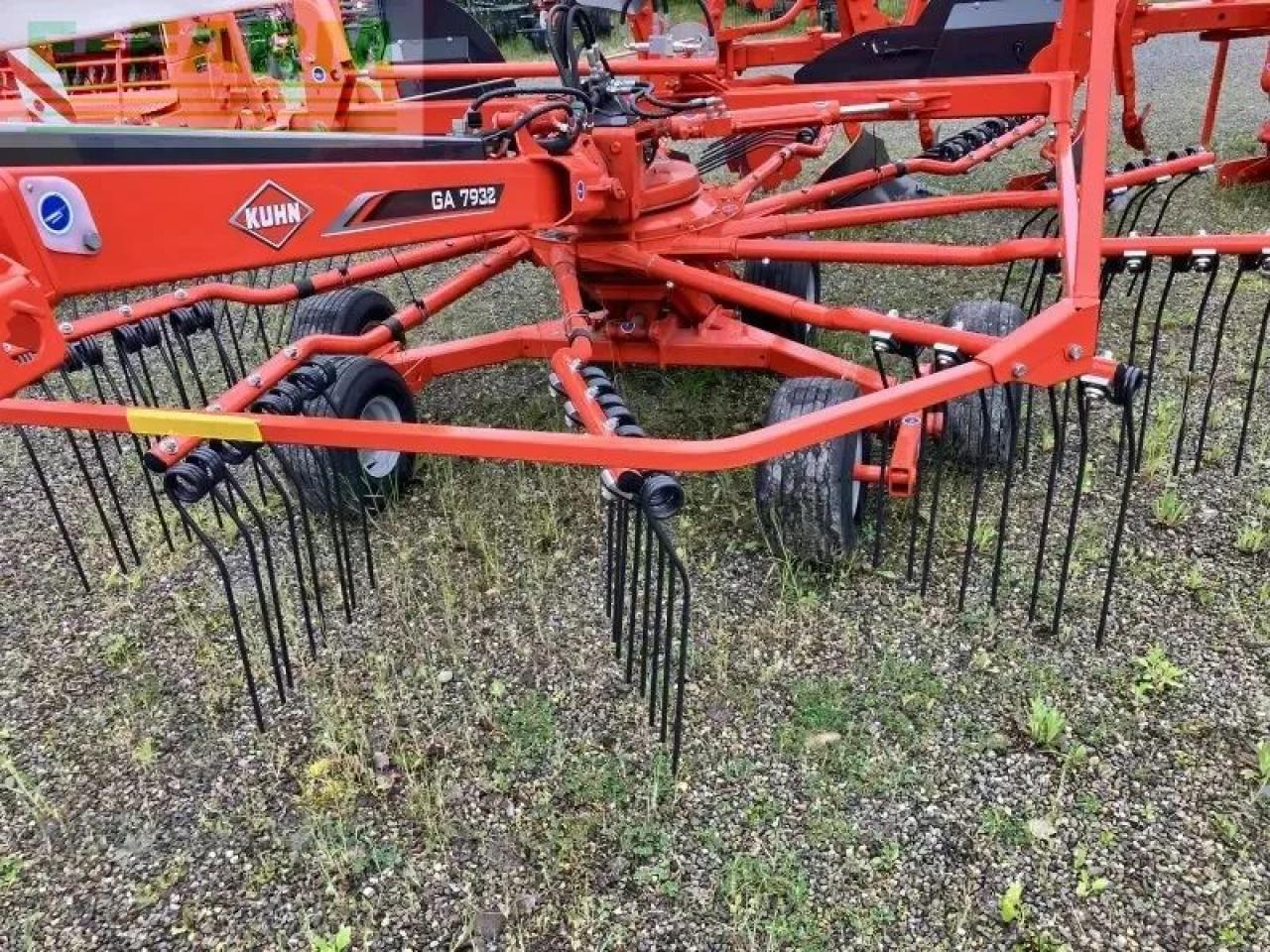 Kuhn ga 7932 - Szénaforgató: 2 kép. Kuhn ga 7932 - Szénaforgató: 2 kép.