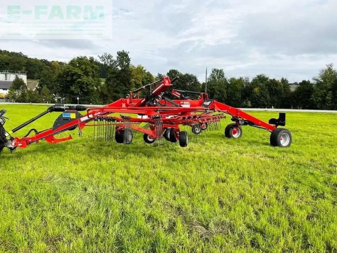 Kuhn ga 8030 zweikreiselschwader - Szénaforgató: 2 kép. Kuhn ga 8030 zweikreiselschwader - Szénaforgató: 2 kép.